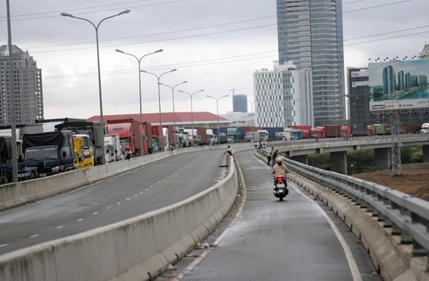 Container va vào cầu, kẹt xe nghiêm trọng